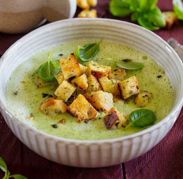 Kalte Zucchini-Joghurt-Suppe mit Zitronen-Basilikum-Croûtons