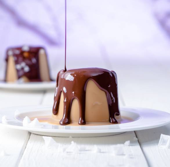 Karamell-Pannacotta mit salziger Schokoladensoße