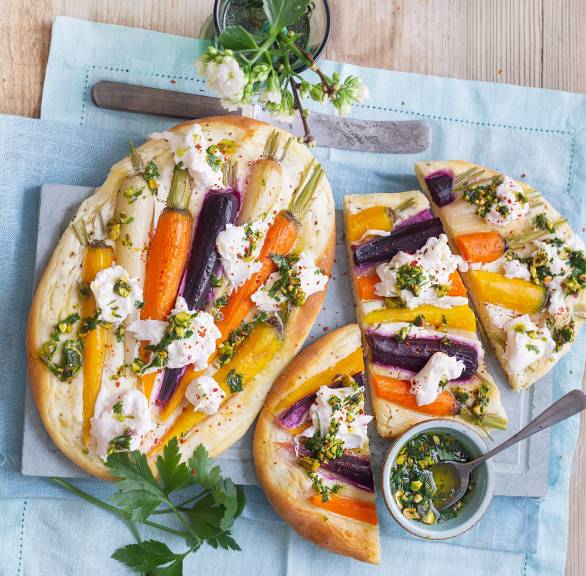 Karottenfladen mit Burrata und Pistazienöl