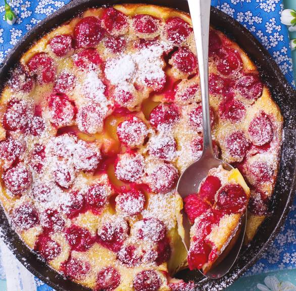 Kirschpfannkuchen in einer ofenfesten Pfanne auf einem Tisch