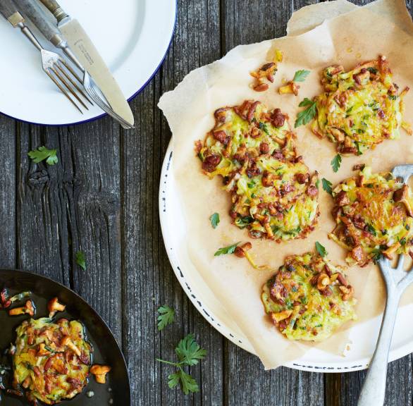 In der Pfanne gebratene Pfifferlings-Kartoffelrösti mit Speck auf einem Teller angerichtet