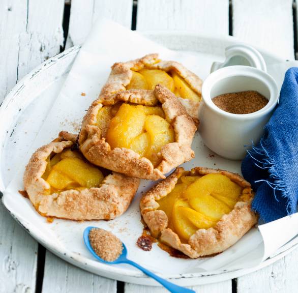 Fünf selbstgebackene Quitten-Galettes aus Mürbeteig angerichtet auf einem Kuchenteller
