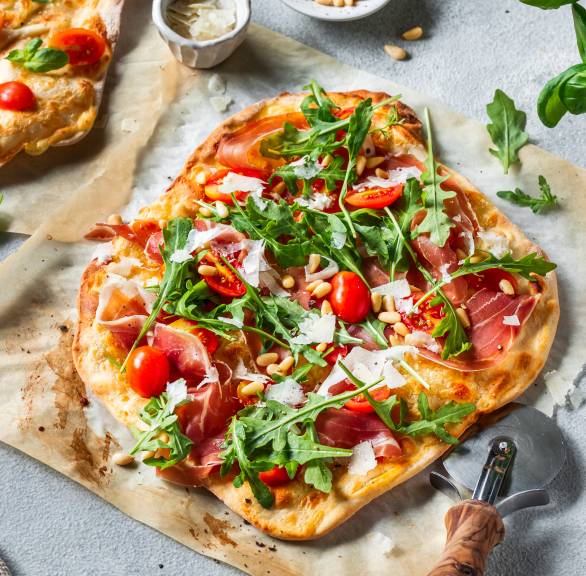 Knusperfladen mit Parmaschinken & Rucola