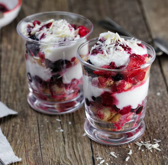Kokos-Beeren-Dessert