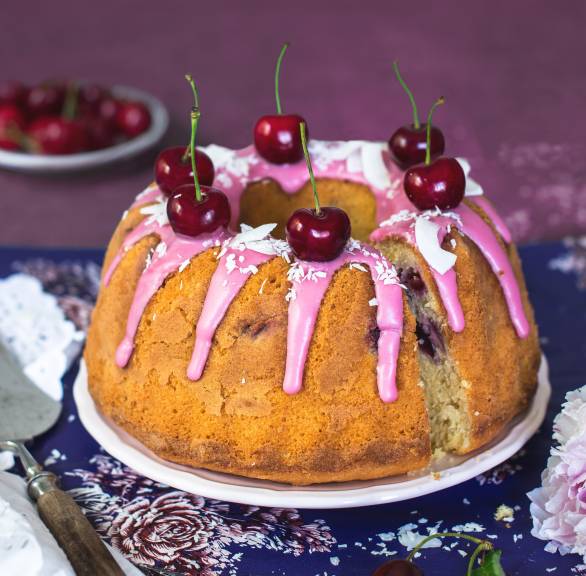 Kokosgugelhupf mit Kirschen