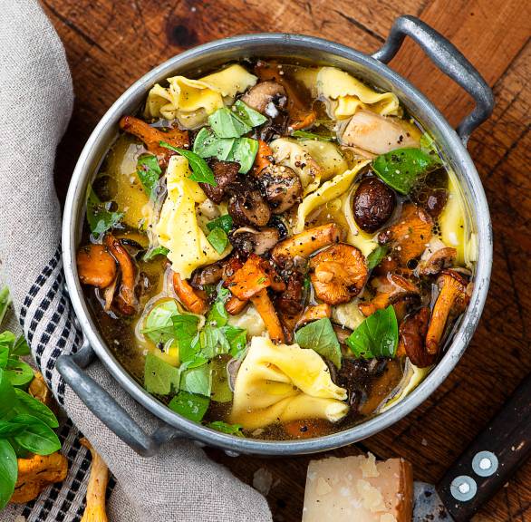 Kräftige Pilzbrühe mit Tortellini