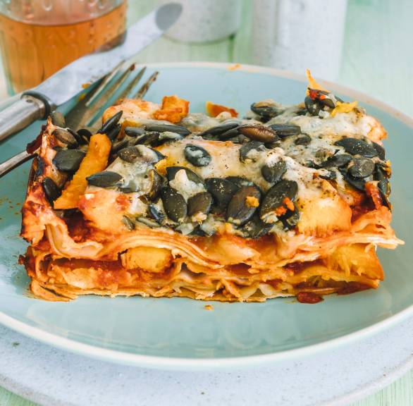 Ein Stück Vollkorn-Kürbislasagne auf einem Teller