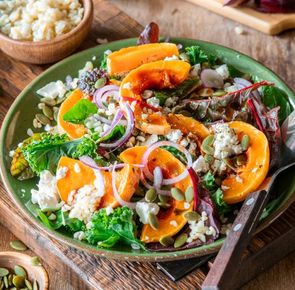 Kürbissalat in einer Schale getoppt von Graupen und Gorgonzola