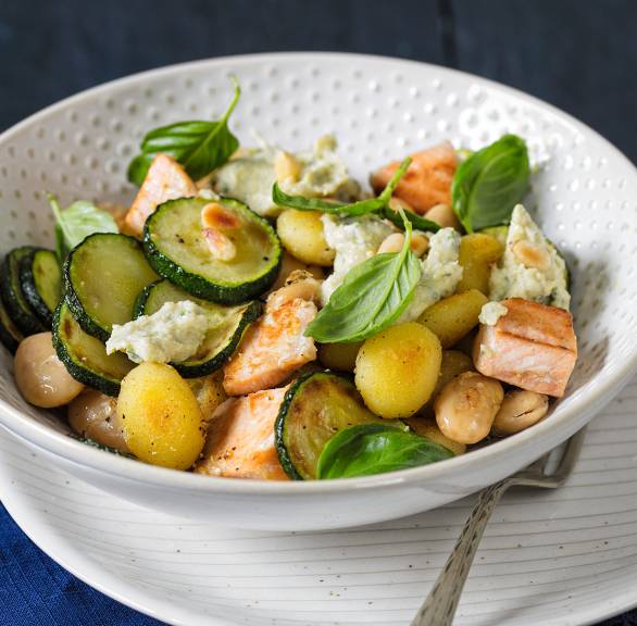 Lachs-Gnocchi mit Artischocken-Pesto