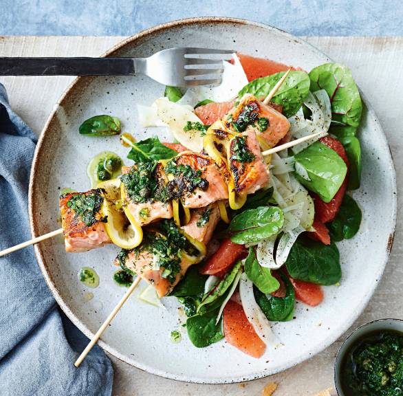 Lachsspieße mit Spinat-Grapefruit-Salat