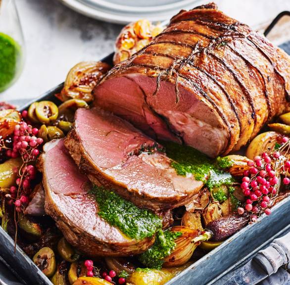 Lammbraten mit Pestofüllung und Balsamicogemüse auf einem Ofenblech