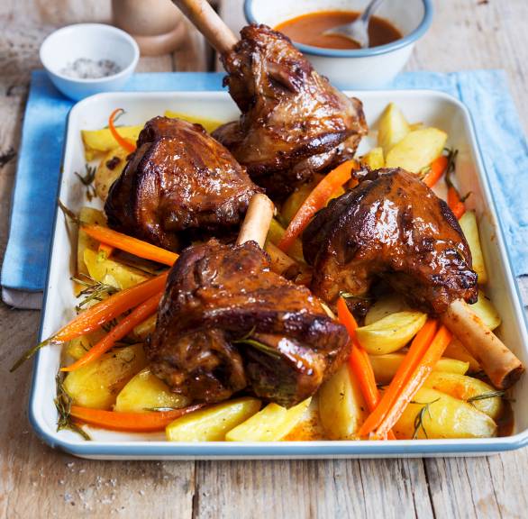 Lammhaxen mit gebackenen Kartoffeln und Karotten