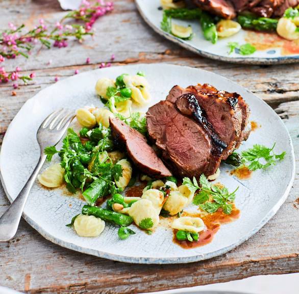 Lammkeule mit Orecchiette-Spargel-Salat