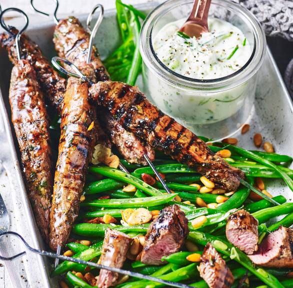 Lammspieße mit Minze und Knoblauchbohnen