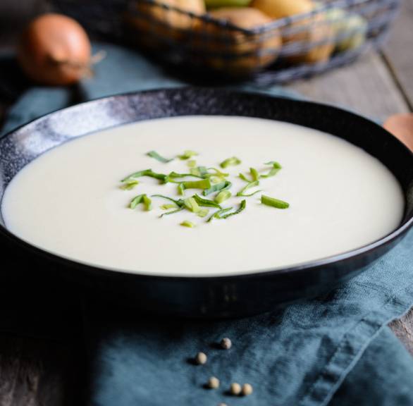Kartoffel-Lauchcremsuppe mit Mascarpone getoppt von Lauchringen in einem Suppenteller