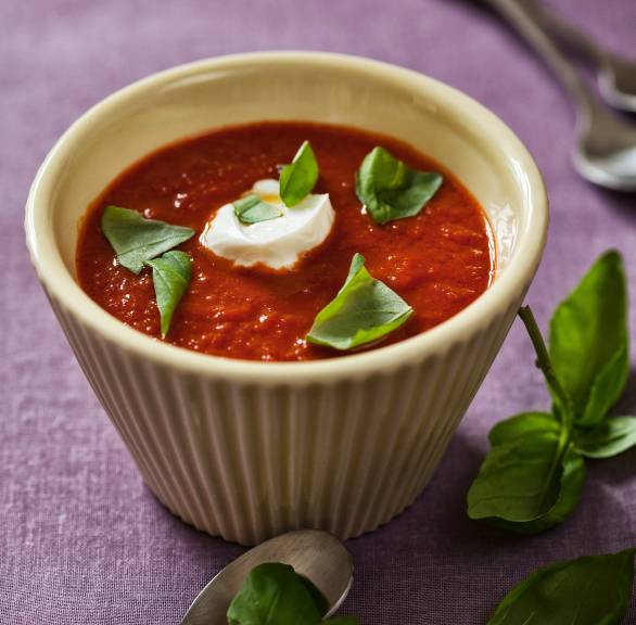 Lauwarme Tomatensuppe mit Ziegenfrischkäse