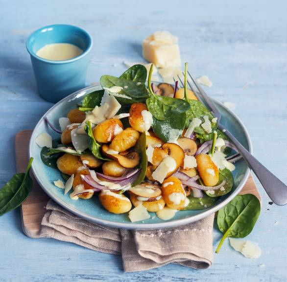 Lauwarmer Gnocchi-Salat mit gebratenen Champignons und Parmesandressing