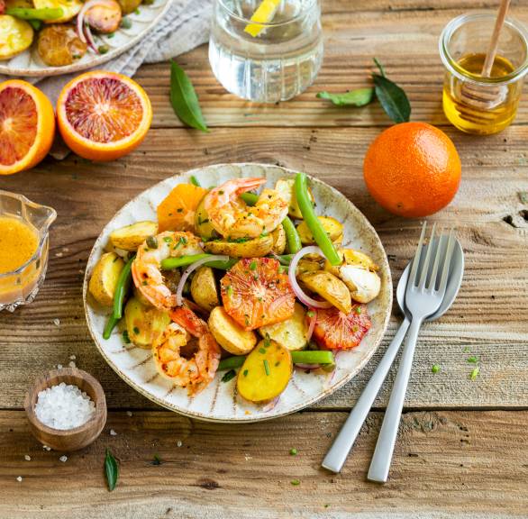 Lauwarmer Kartoffelsalat mit Blutorangen und Garnelen