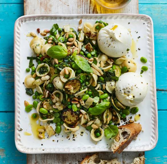 Lauwarmer Orecchiettesalat mit Erbsen, Burrata und Pinienkernen