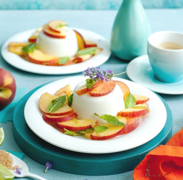 Lavendel-Pannacotta mit Pfirsichsalat