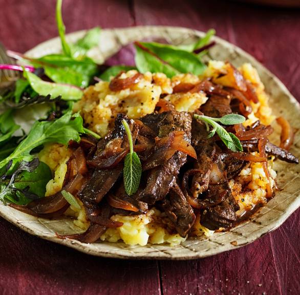 Fegato alla Veneziana auf einem Teller, daneben Salat und Kartoffelstampf