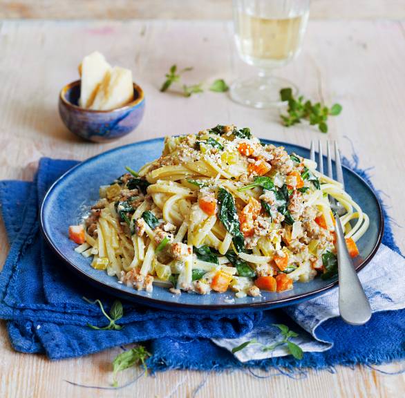 Linguine mit leichter Geflügel-Bolognese und Babyspinat