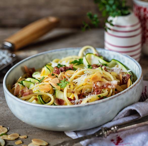 Linguine mit Salsiccia-Carbonara