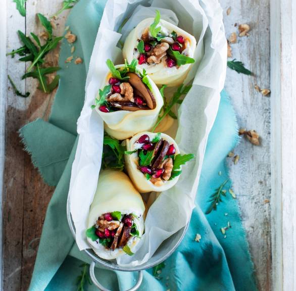 Low-Carb-Wraps aus Mozzarella gefüllt mit Gemüse aufgestellt auf einem Teller