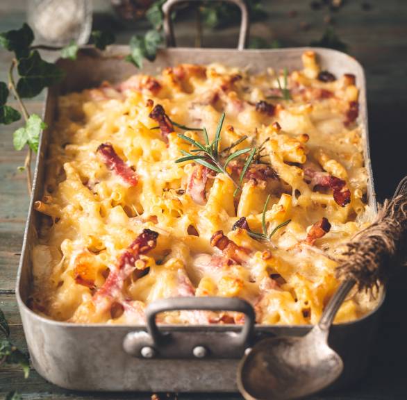 Spitzkohlauflauf mit Maccheroni und Schinkenwürfeln in einer Auflaufform auf einem Tisch