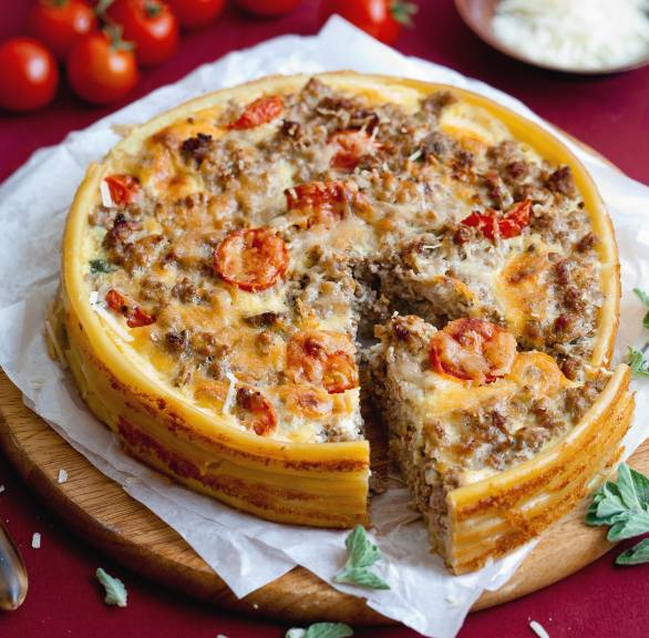 Hackfleischkuchen aus Nudeln angeschnitten auf einem Teller