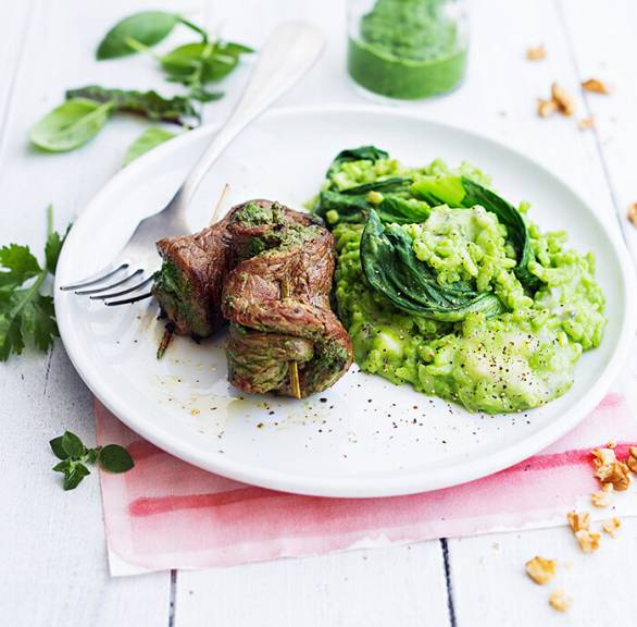 Steakröllchen mit Gorgonzola-Mangold-Füllung angerichtet neben Mangold-Risotto auf einem Teller