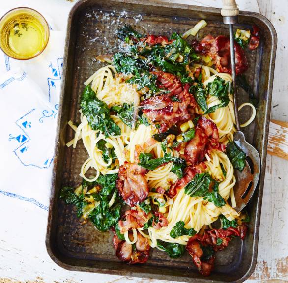 Linguine mit Mangold und knusprigem Pancetta in einer rechteckigen Pfanne auf einem Tisch