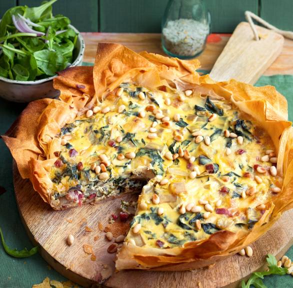 Mangold-Taleggio-Tarte mit Pancetta und Rucolasalat