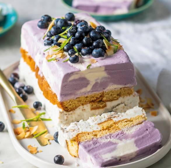 Marmorierte Blaubeer-Eistorte
