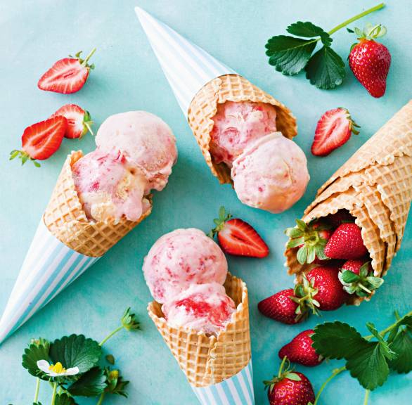 Marmoriertes Erdbeer-Sahne-Eis