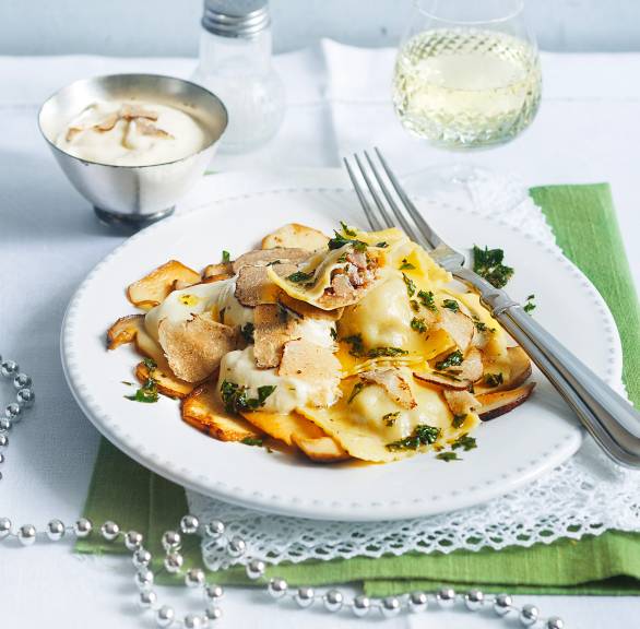 Ravioli mit Maronen-Ricotta-Füllung auf Steinpilzen mit Trüffel-Sahnesoße
