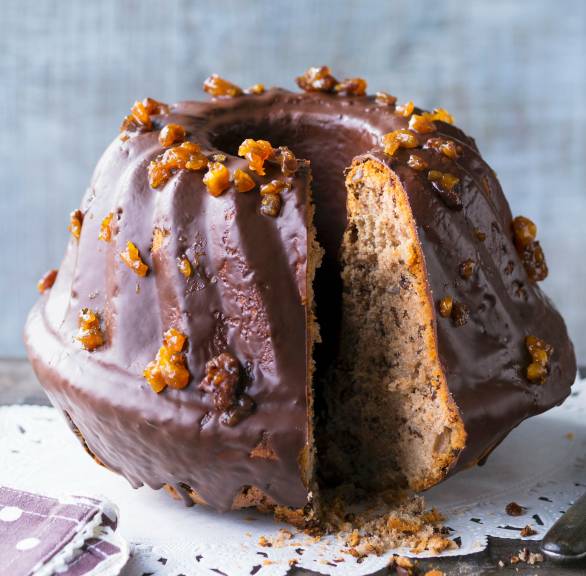Rotweinkuchen mit Maronen als Gugelhupf angeschnitten auf einem Tisch