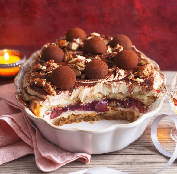 Marzipan-Kirsch-Tiramisu mit gebrannten Mandeln