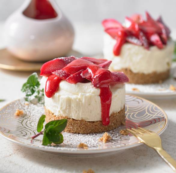 Mini-Cheesecakes mit Ofenrhabarber und Himbeersoße