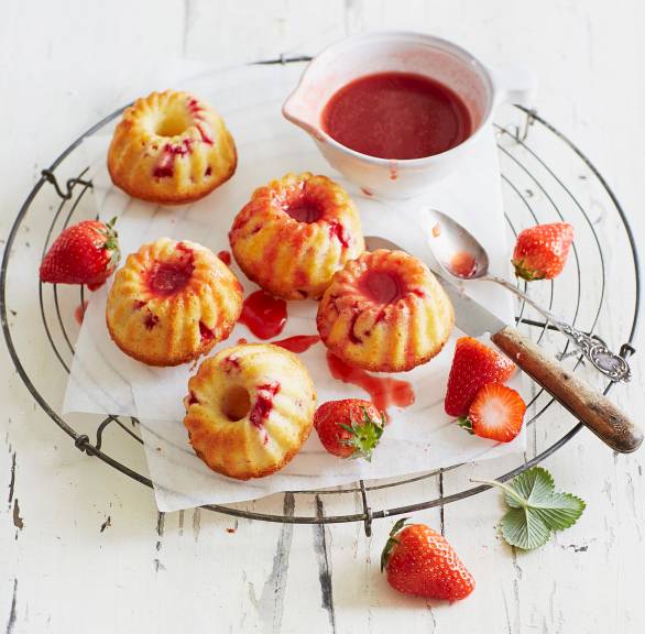 Mini-Zitronengugelhupfe mit Erdbeersoße