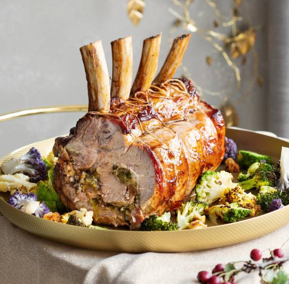 Mit Endivie und Panettone-Croûtons gefülltes Kalbskarree auf bunten Blumenkohlröschen