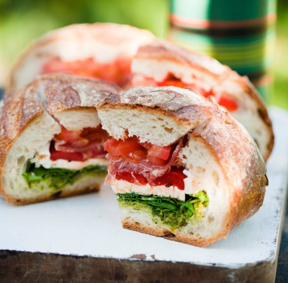 Mit Hähnchen, Pancetta und Tomaten gefülltes Ciabatta
