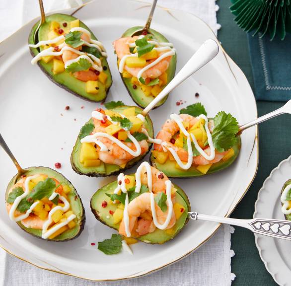 Mit Mango und Garnelen gefüllte Avocados
