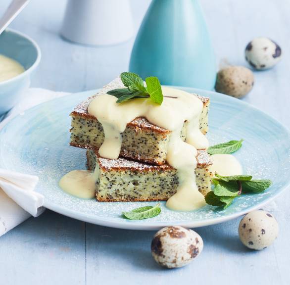 Zwei gestapelte Stücke Mohn-Grieß-Soufflé übergossen mit Eierlikör-Soße 