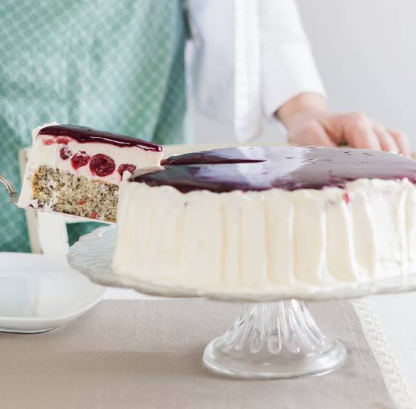 Mohntorte mit Amarenakirschen und Rotweingelee