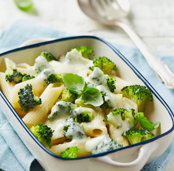 Brokkoliauflauf mit Penne in einer Auflaufform, überbacken mit Mozzarella