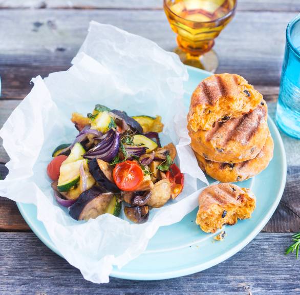 Mozzarella-Gemüsepäckchen und kleine Tomaten-Olivenbrötchen vom Grill