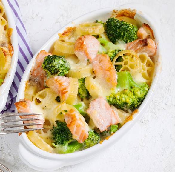 Nudelgratin mit Brokkoli und Lachs in zwei Auflaufformen auf einem Tisch