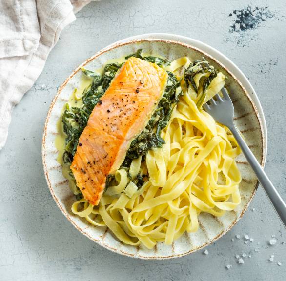 Ofenlachs mit Rahmspinat und Tagliatelle