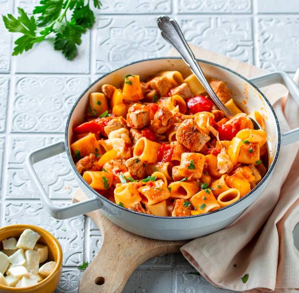 Einfaches One-Pot-Pasta mit Hähnchen und Paprika | SoIsstItalien